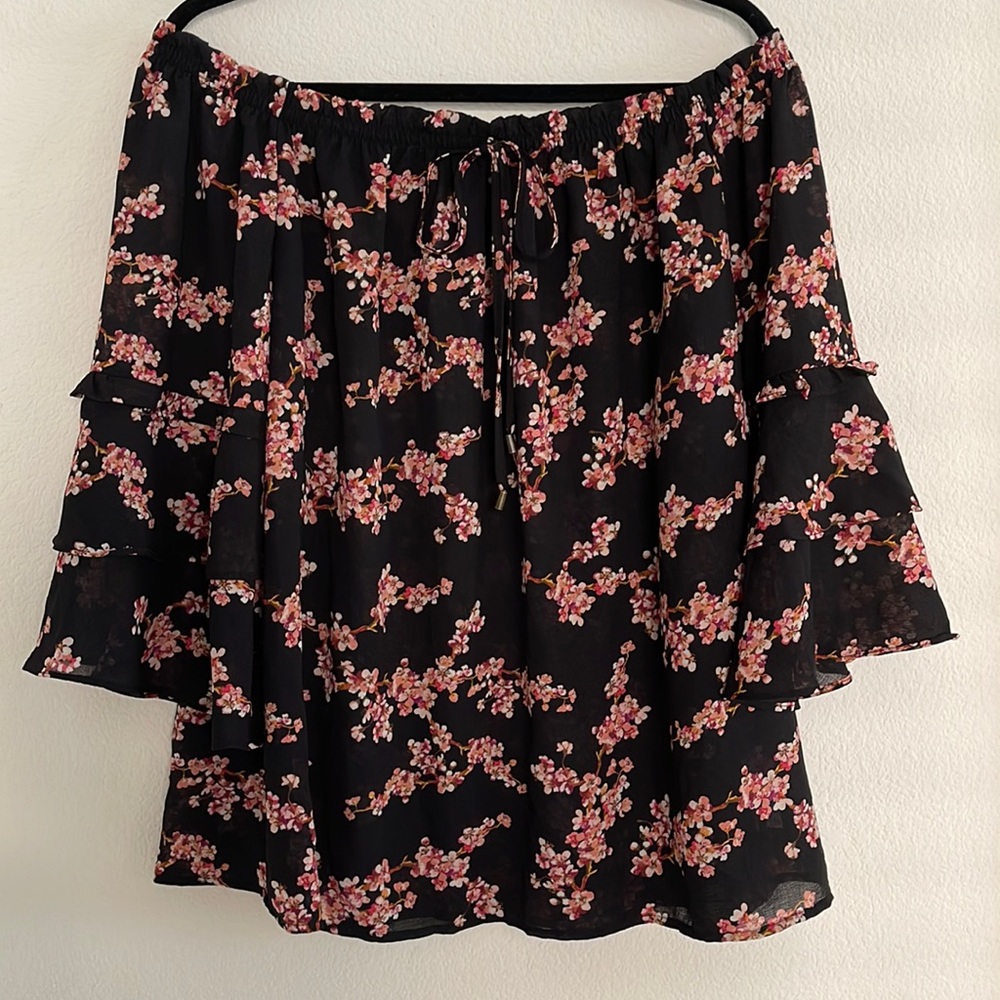 Off the shoulder quarter sleeve top